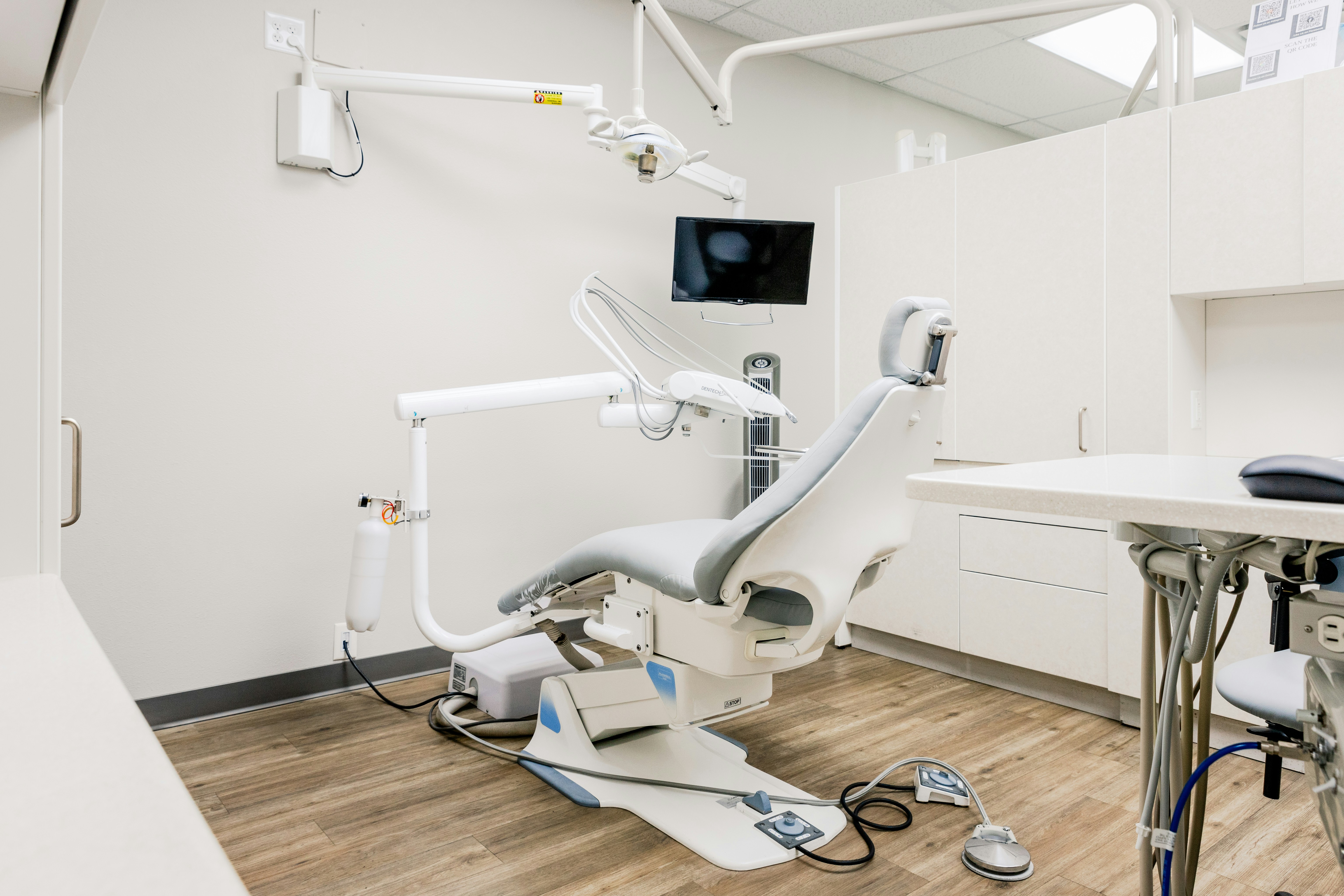 Interior de clínica dental moderna con equipamiento odontológico